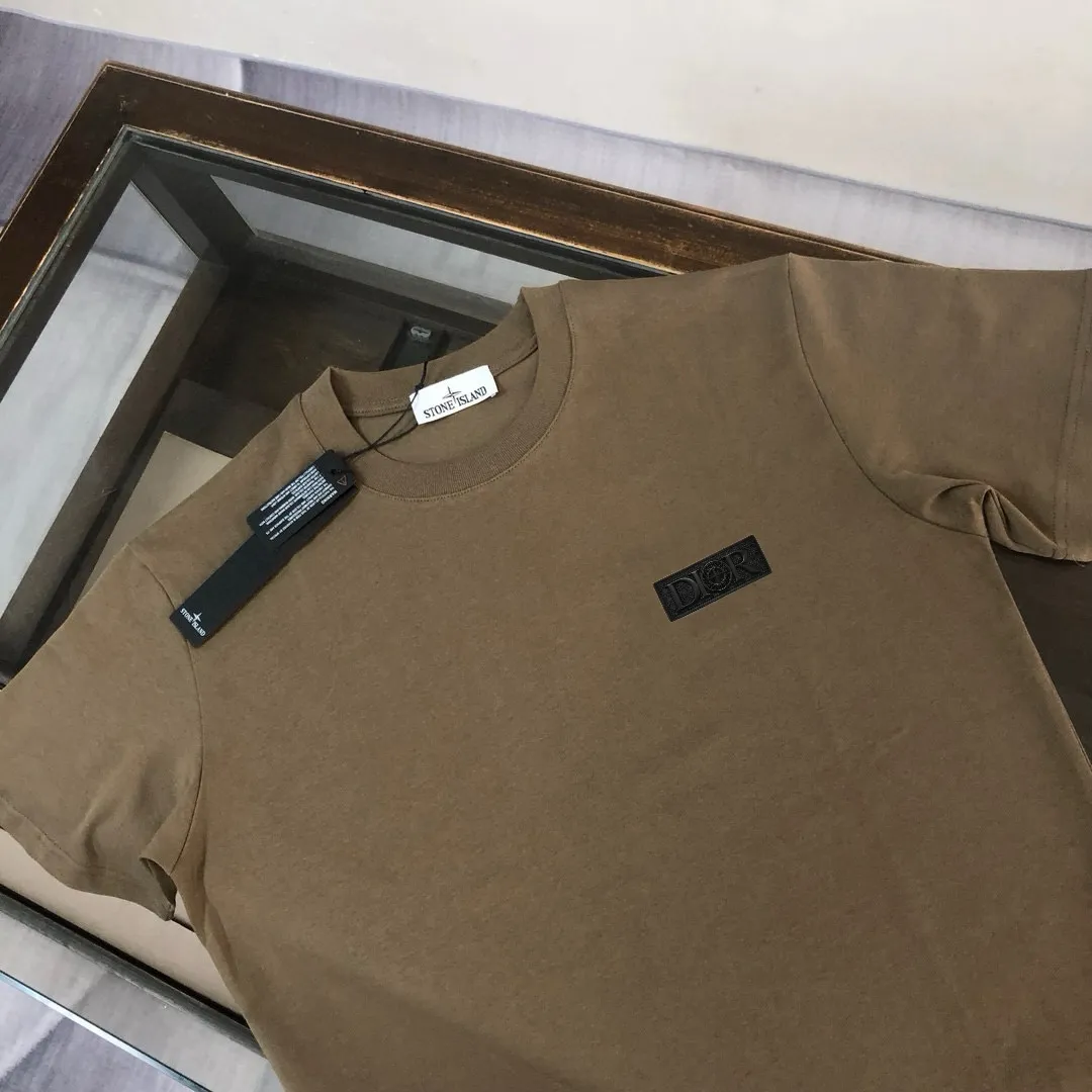 P150 A⭐️Stone Island Latest Couple Style Round Neck Short Sleeve Couple T-shirt ~ Spring and Summer New Product High Quality 🔥🔥Customized Unique Compass Logo Embroidery Logo Embellishment ~ Fashionable and Versatile Trendy Style Customized Imported Fabrics! Comfortable to wear, breathable, fashionable without losing personality, the upper body is casual and casual, handsome and stylish, showing the temperament of a big brand. All three standards are complete! ! Color: Black White Dark Gray Brown Size: SMLXLXXL